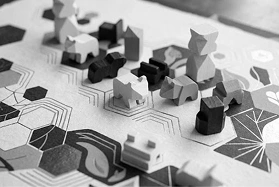 gioco da tavolo di strategia astratta con pedine geometriche su un tabellone esagonale